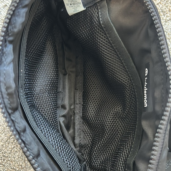 Lululemon Everywhere Belt Bag 1L - Black - Picture 3 of 6